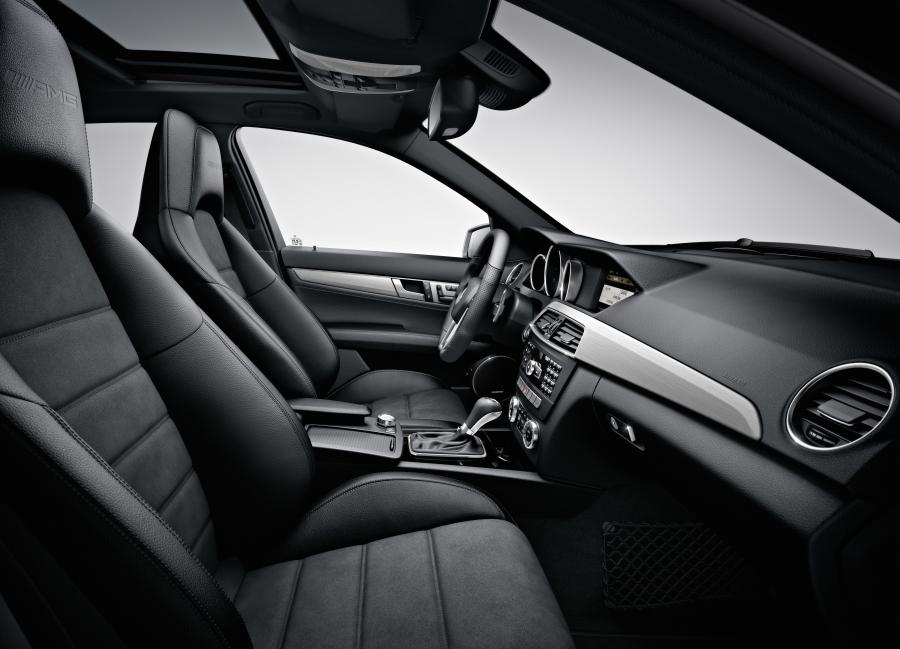 Интерьер Mercedes-Benz C63 AMG 2011 года  (фото 9 из 25)